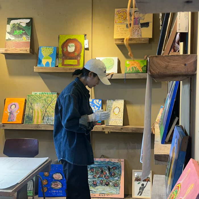 I kept my promise...IU makes a surprise visit to Jeju Grandmother's Exhibition in person