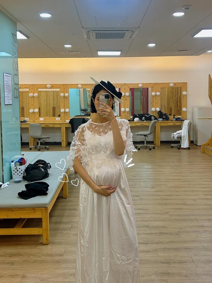 I'm Hyunsuk, the 10th solo, in the hospital room while pregnant. I'm struggling because of my poor condition
