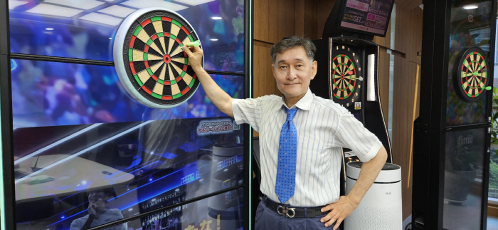  It's KBang Jun-sik, chairman of the Korea Soft Darts Association, aims at the world of trot ahead of the 2025 K-Darts Festival