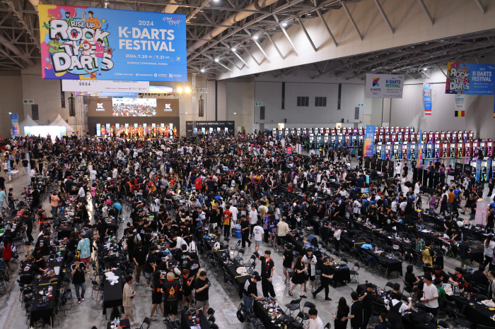  It's KBang Jun-sik, chairman of the Korea Soft Darts Association, aims at the world of trot ahead of the 2025 K-Darts Festival