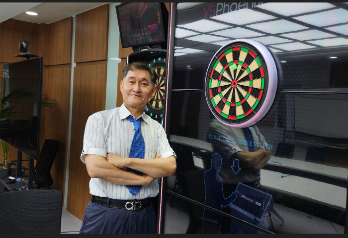  It's KBang Jun-sik, chairman of the Korea Soft Darts Association, aims at the world of trot ahead of the 2025 K-Darts Festival