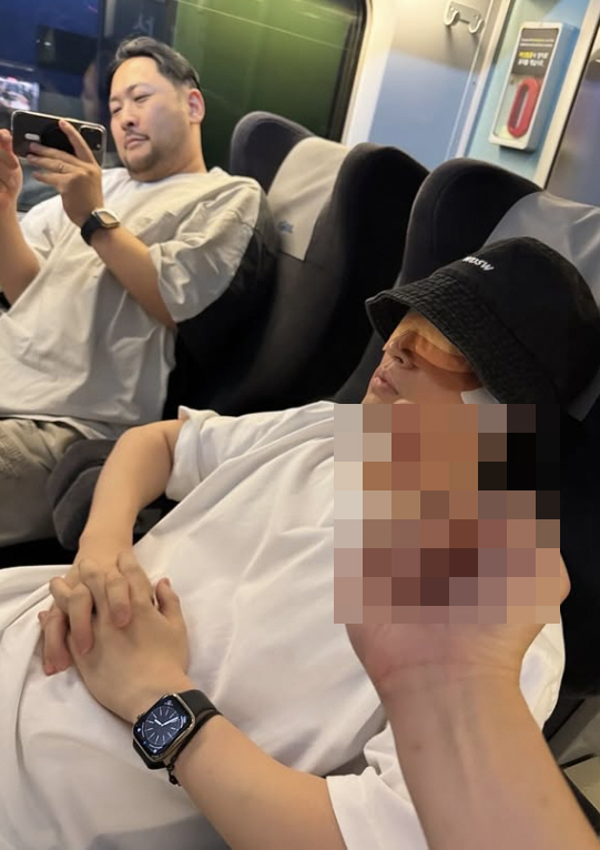 Kang Hye-jeong ♥ I'm watching you every day...44-year-old Tablo suffers finger bathing on KTX 