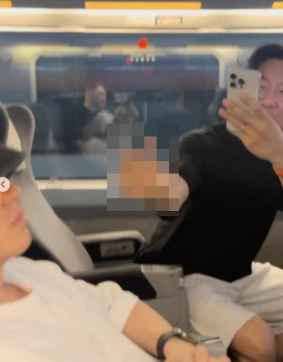 Kang Hye-jeong ♥ I'm watching you every day...44-year-old Tablo suffers finger bathing on KTX 