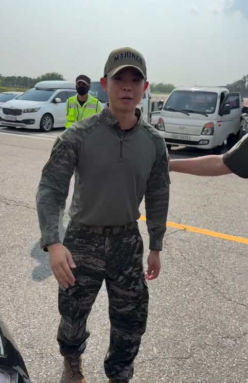 Kim Gu-ra and the Marine Corps' Surprise...Captain Korea's muscular upper body is a surprise