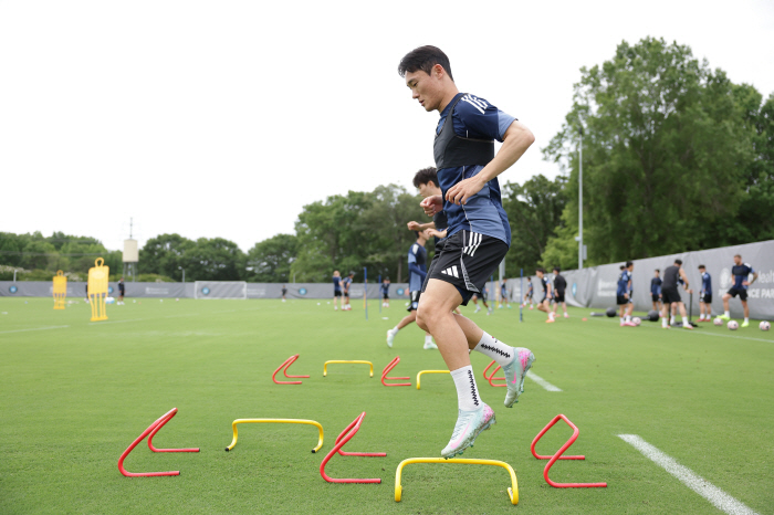 Myungkwan gets angry. Wingback Experiment Um Won-sang, all concerned about losing points...I am so tired I could die. an all-weather attack → the sorrows of the defense