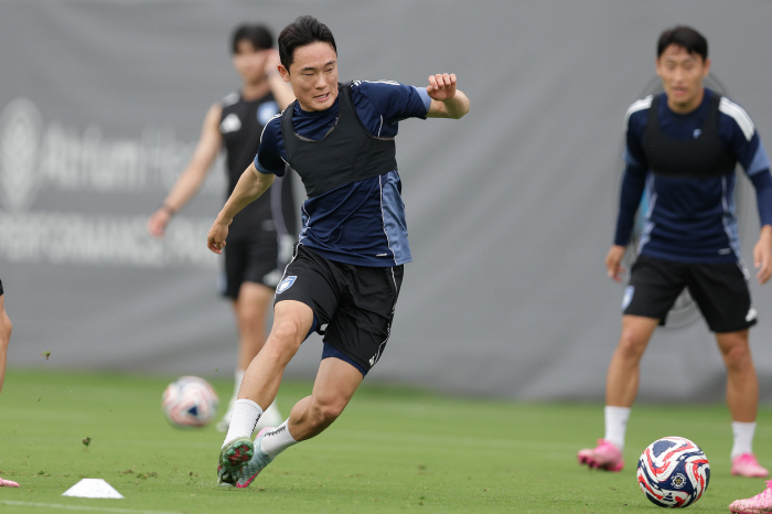 Myungkwan gets angry. Wingback Experiment Um Won-sang, all concerned about losing points...I am so tired I could die. an all-weather attack → the sorrows of the defense