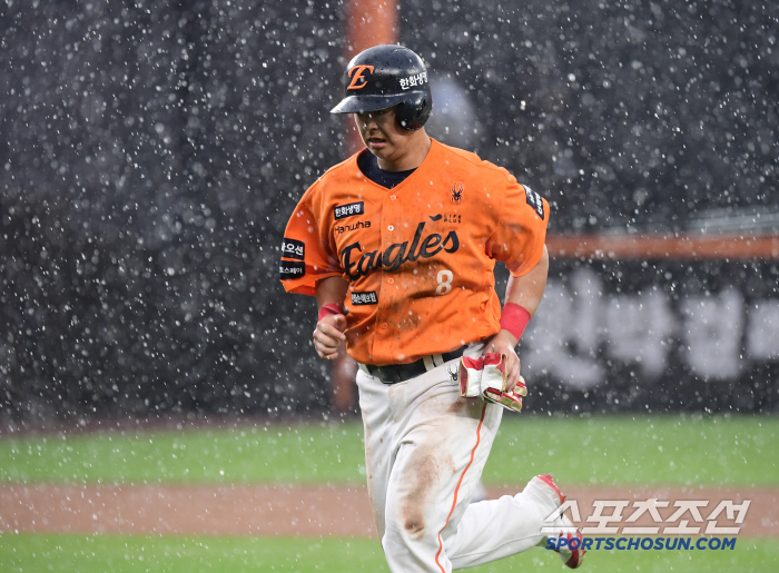 Players who focused until the end extended their victory → Hanwha players who overcame the rain in 104 minutes, praise from the head coach who led the first place in 33 days