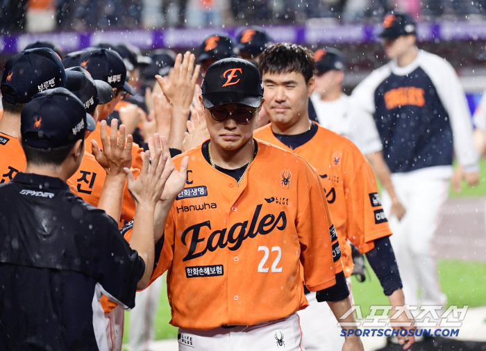Players who focused until the end extended their victory → Hanwha players who overcame the rain in 104 minutes, praise from the head coach who led the first place in 33 days