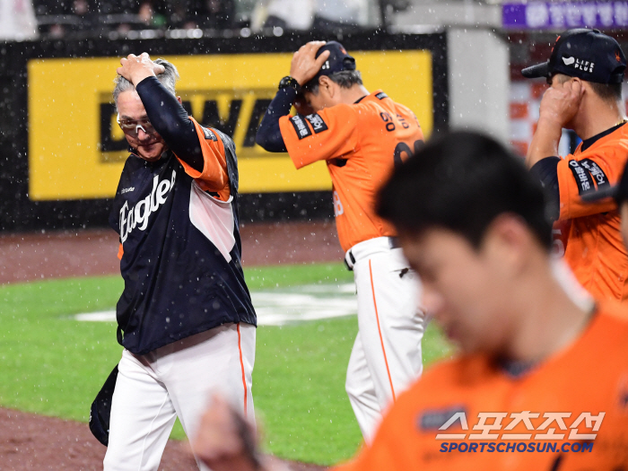 Players who focused until the end extended their victory → Hanwha players who overcame the rain in 104 minutes, praise from the head coach who led the first place in 33 days