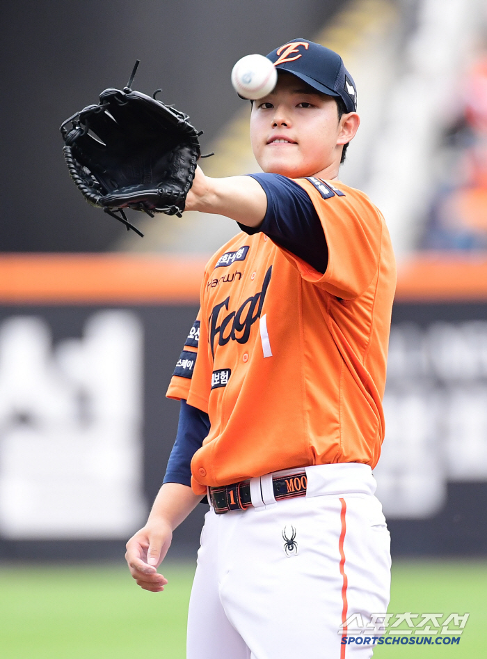 Players who focused until the end extended their victory → Hanwha players who overcame the rain in 104 minutes, praise from the head coach who led the first place in 33 days