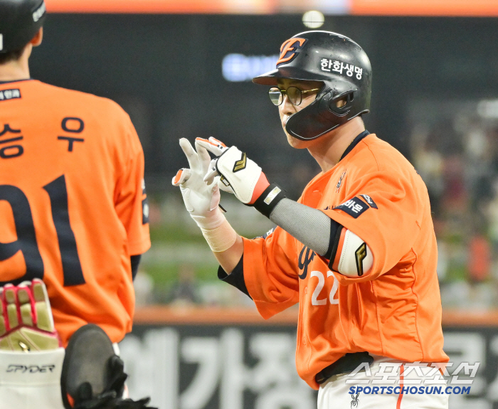 Players who focused until the end extended their victory → Hanwha players who overcame the rain in 104 minutes, praise from the head coach who led the first place in 33 days