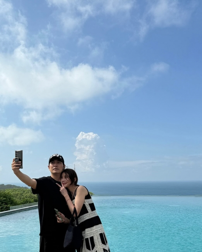  Did you go on your honeymoon again..Cha Ye-ryeon ♥ Joo Sang-wook, a close-knit couple hugging each other in Bali