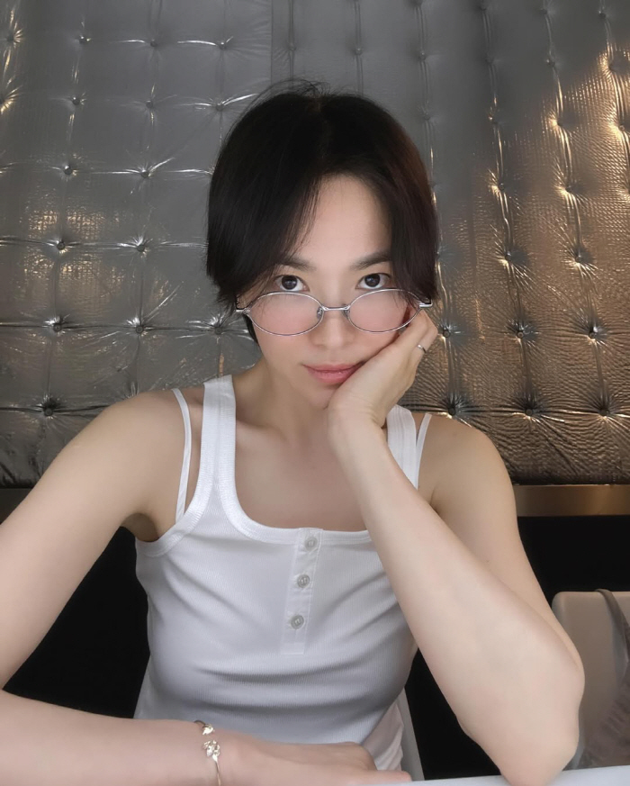  I don't have any makeup on..Song Hye-kyo wore glasses and a sleeveless top