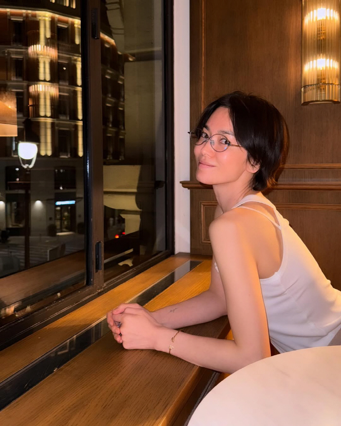  I don't have any makeup on..Song Hye-kyo wore glasses and a sleeveless top