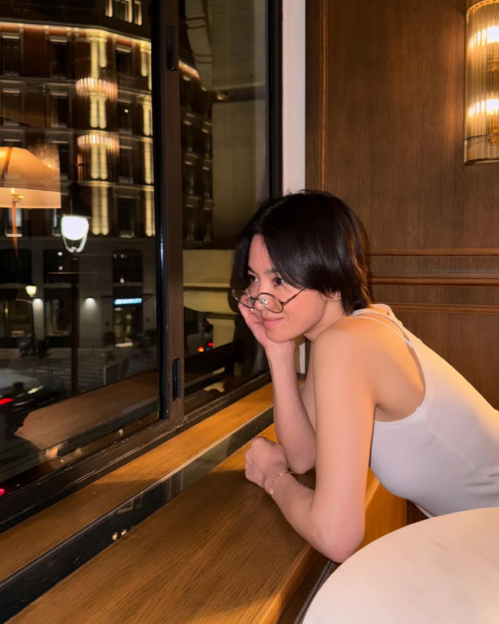  I don't have any makeup on..Song Hye-kyo wore glasses and a sleeveless top