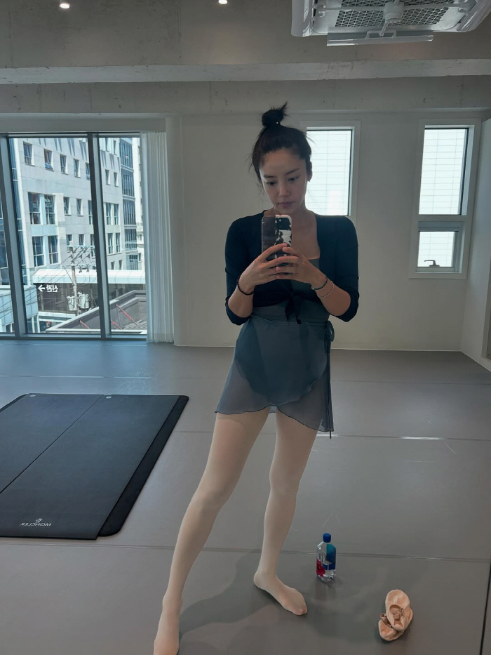 Solid back muscles completed with solitary parenting..Lee Kyu-hyuk ♥ Son Dam-bi poses for ballet after 50 days of childbirth