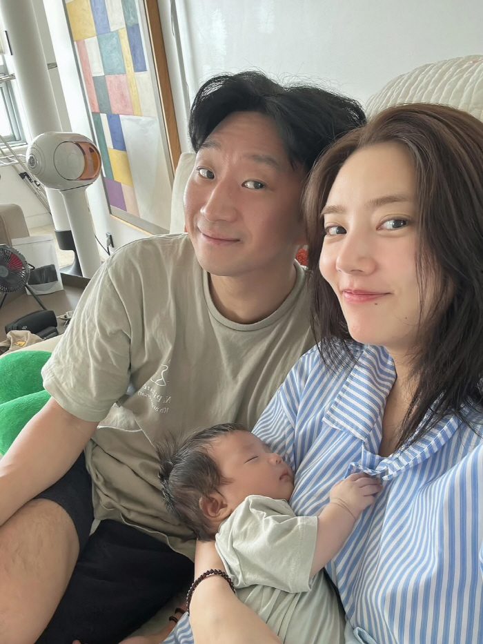  Solid back muscles completed with solitary parenting..Lee Kyu-hyuk ♥ Son Dam-bi poses for ballet after 50 days of childbirth