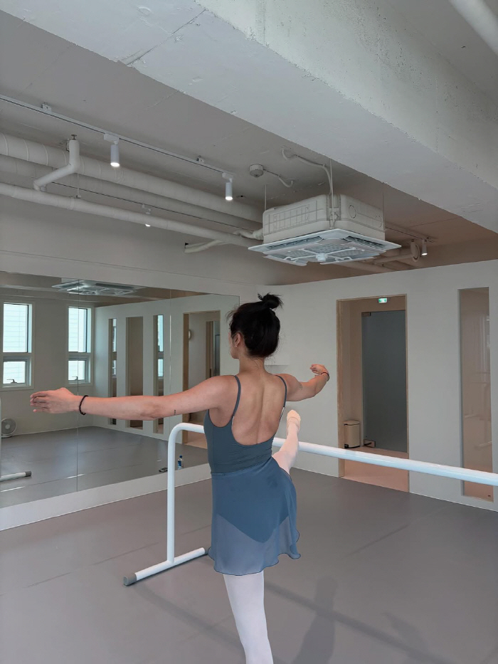  Solid back muscles completed with solitary parenting..Lee Kyu-hyuk ♥ Son Dam-bi poses for ballet after 50 days of childbirth