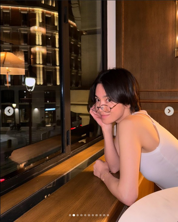 Song Hye-kyo, an intelligent pair of glasses with an unconventional short hair...The features are all done