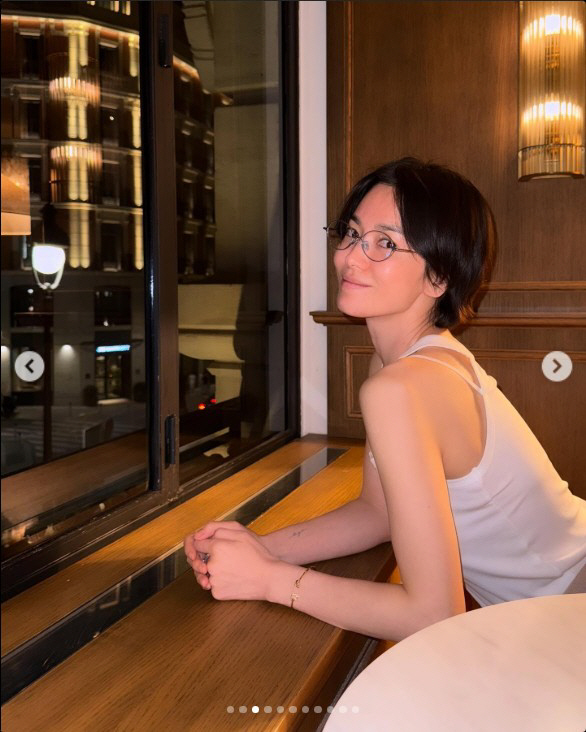 Song Hye-kyo, an intelligent pair of glasses with an unconventional short hair...The features are all done