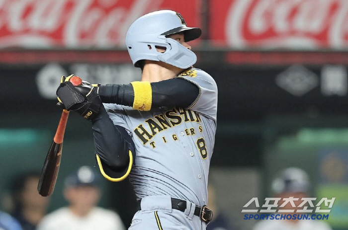 A walk runner with confidence in a home run in the 11th inning of extra time...The home run king bowed his head, his team lost in the 12th inning of extra time, and Hanshin, the league's No. 1 player, fell for six consecutive losses (Min Chang-ki's Japanese baseball)