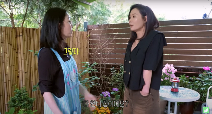 54-year-old Kim Jung-nan reveals a four-story house where he lives with six old cats..It feels like I'm living in a cat house