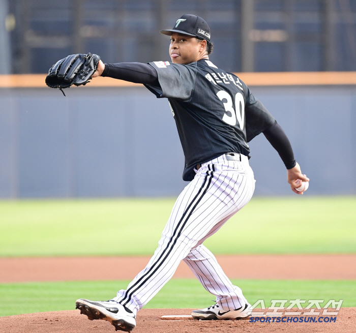 Ace's shocking headshot exit in the 2nd inning → Sudden bullpen day → No. 1 in multiple wins in the 8th place team. NC reaches 30 wins. 1.5G cars with LG and Hanwha for the second consecutive time