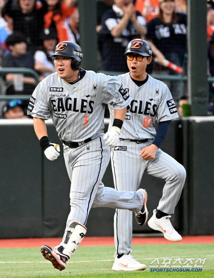 Ahn Chi-hong, who couldn't afford 7.2 billion dollars, made a three-run shot like a lightning strike against Lotte. 