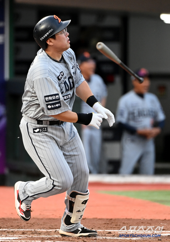 Ahn Chi-hong, who couldn't afford 7.2 billion dollars, made a three-run shot like a lightning strike against Lotte. 
