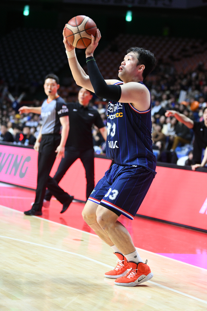 Busan KCC, Ulsan Hyundai Mobis carry out 2-1 trade