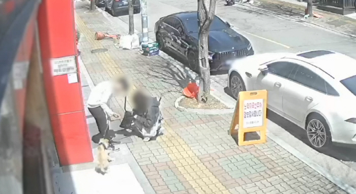 A chair dragged by a dog and a vehicle cost 10 million won...I think the dog owner would be so frustrated