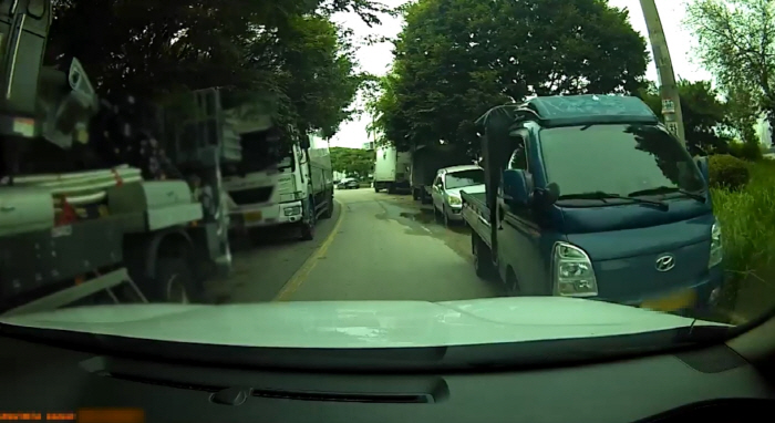 A chair dragged by a dog and a vehicle cost 10 million won...I think the dog owner would be so frustrated