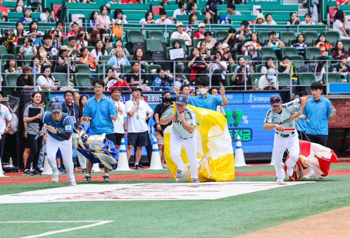 Come to the children's baseball fans who will play with All Stars! Recruitment of Summer Race Participants