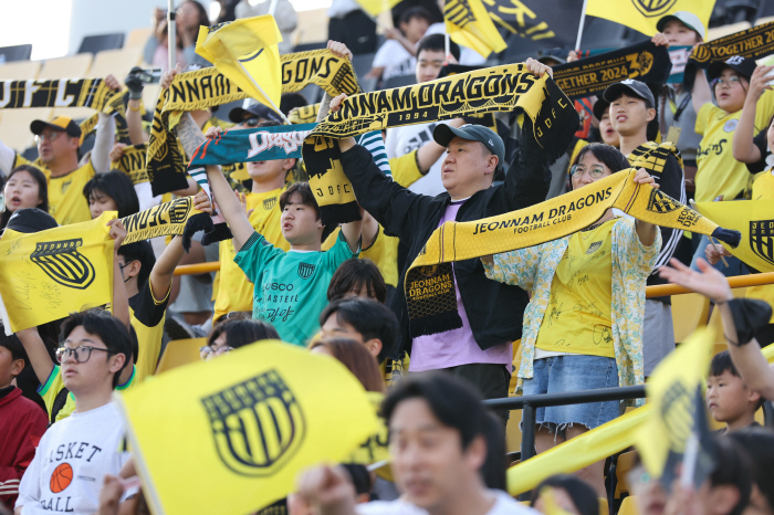 Full Stadium Suwon Fan Friendly E-Land announces the results of the selection of Hana Bank's K League 2 2025 1st Club Award