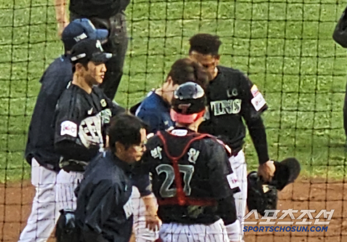 The gladiator's helmet saved Park Kun-woo. Park Gun-woo, who was hit in the face by Hernandez's 143km fastball, replaced the bruise. Hernandez exited, Kim Young-woo took the mound