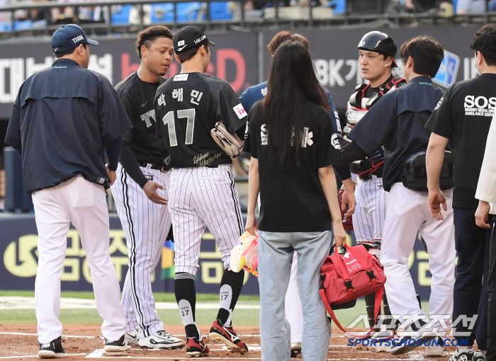 The gladiator's helmet saved Park Kun-woo. Park Gun-woo, who was hit in the face by Hernandez's 143km fastball, replaced the bruise. Hernandez exited, Kim Young-woo took the mound