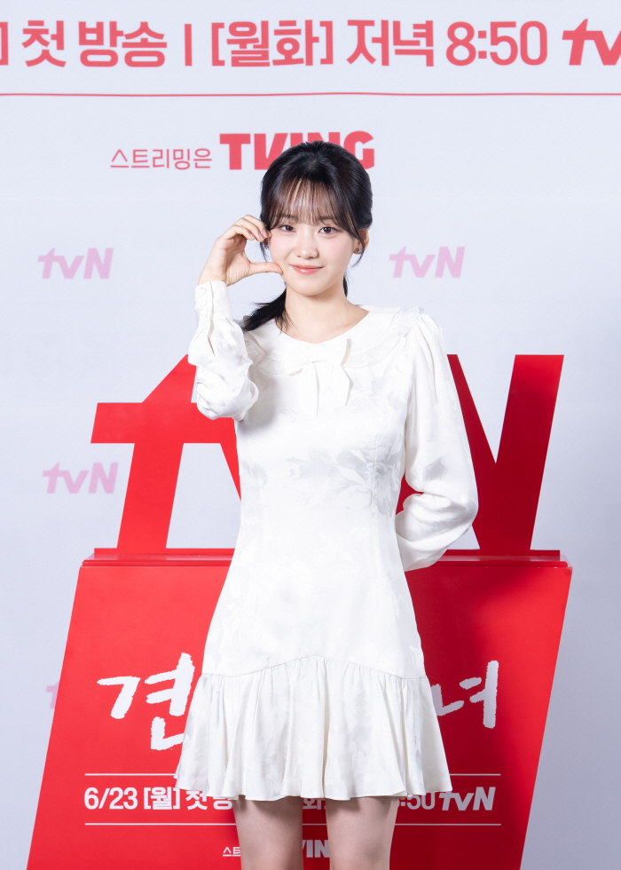 Gyeonwoo and Fairy Joyhyun are interested in shamanism..It's so fateful