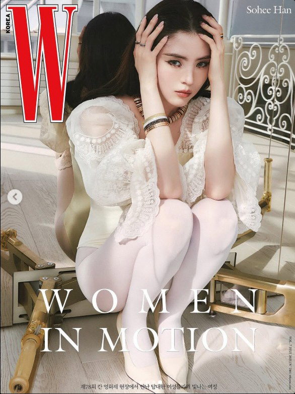 Han Sohee's shocking pose on the stairs...Explosive presence with just one dress
