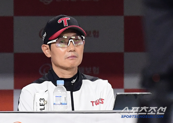 He fell down to second place, but he really took out the first-team ace in Korea's multiple wins, ERA, and innings. Yum Liang's gaze is not now. Just look at the last one. 