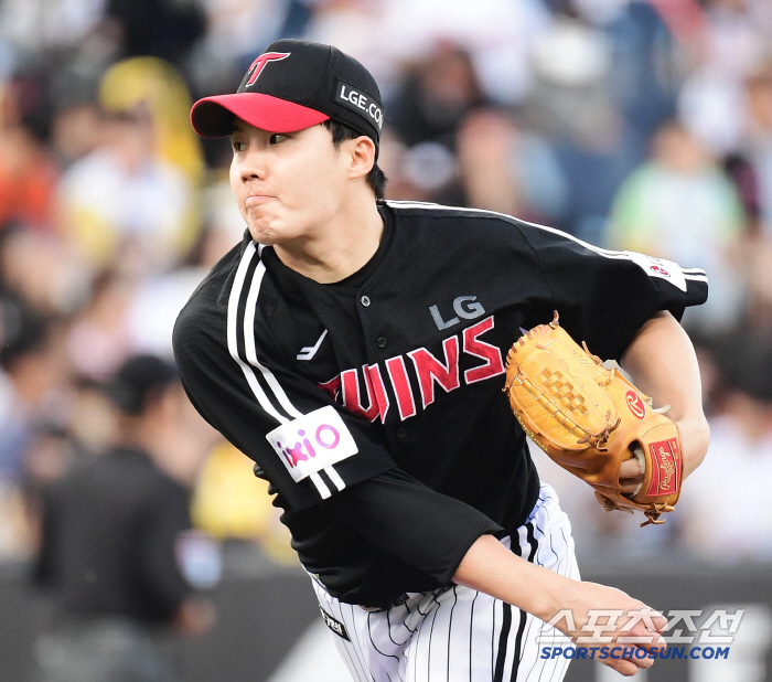He fell down to second place, but he really took out the first-team ace in Korea's multiple wins, ERA, and innings. Yum Liang's gaze is not now. Just look at the last one.