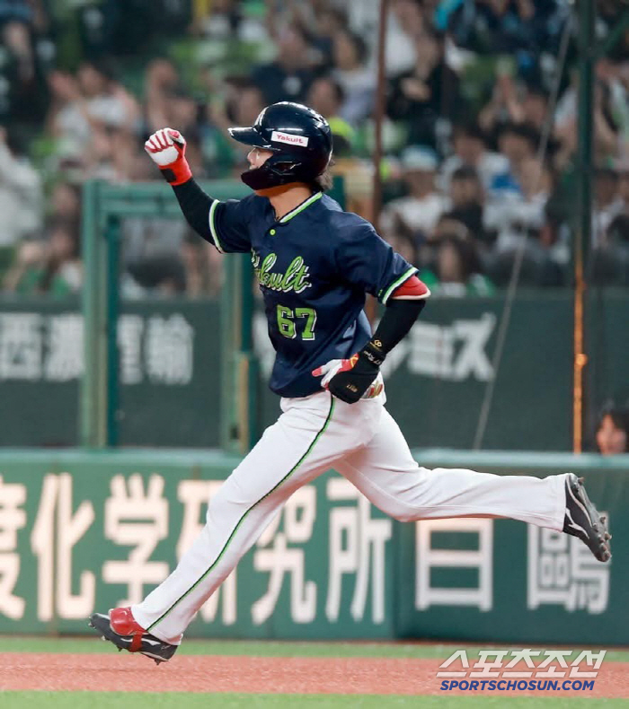 I hope you can use it more patiently A legendary second-year infielder who caught the eye, Hanwha Hwang Young-mook resembled the tough Hanwha Hwang Young-mook in the college dropout independent league 