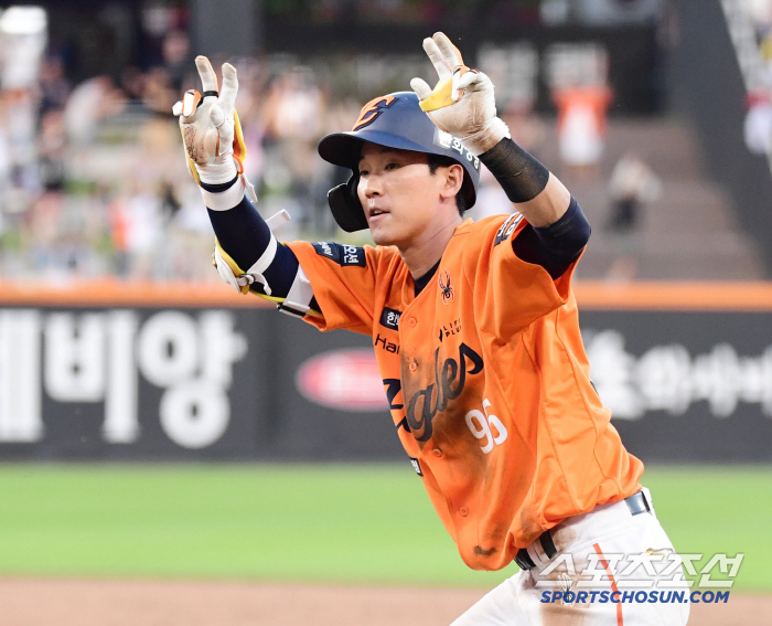 I hope you can use it more patiently A legendary second-year infielder who caught the eye, Hanwha Hwang Young-mook resembled the tough Hanwha Hwang Young-mook in the college dropout independent league 