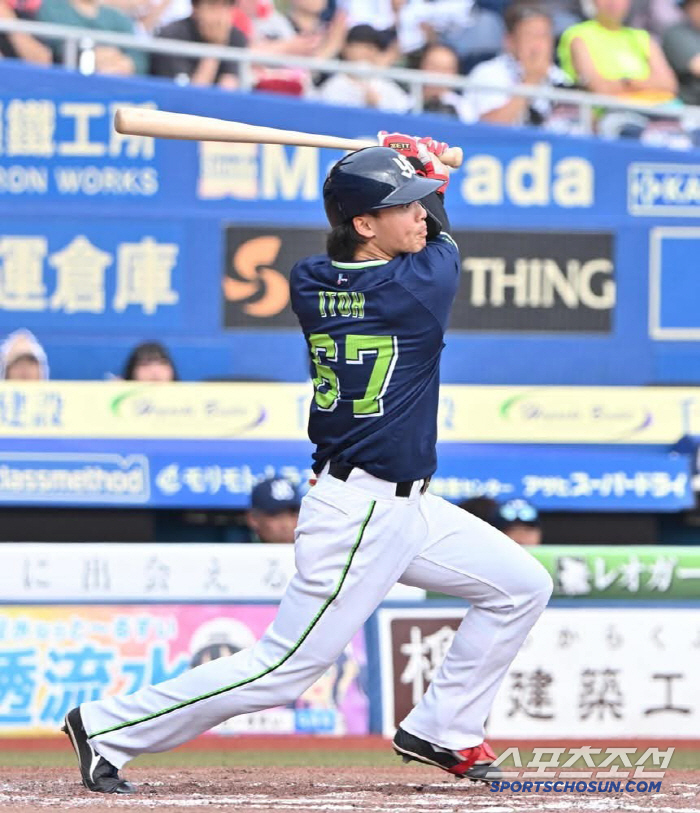 I hope you can use it more patiently A legendary second-year infielder who caught the eye, Hanwha Hwang Young-mook resembled the tough Hanwha Hwang Young-mook in the college dropout independent league 