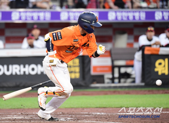I hope you can use it more patiently A legendary second-year infielder who caught the eye, Hanwha Hwang Young-mook resembled the tough Hanwha Hwang Young-mook in the college dropout independent league 