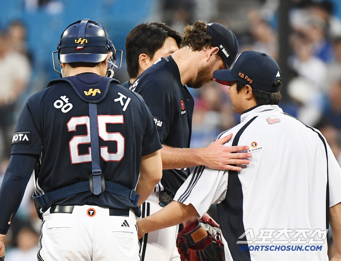 In the fourth inning, 09 Doosan → Yang Eui-ji Cave Jung Soo-bin was called in
