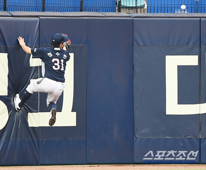 In the fourth inning, 09 Doosan → Yang Eui-ji Cave Jung Soo-bin was called in