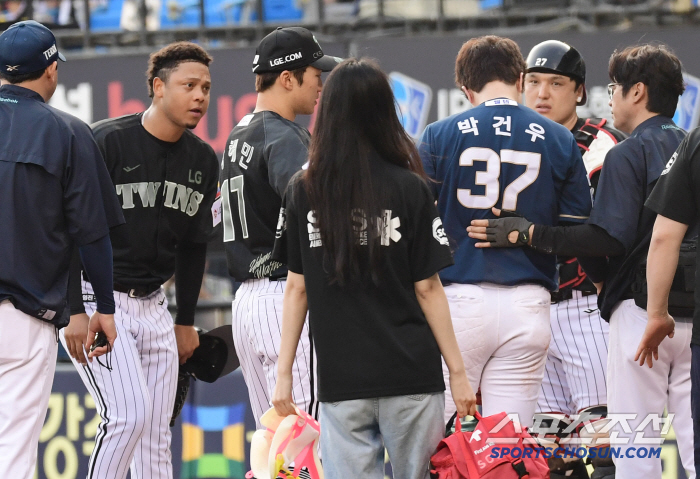 Is it because of the gladiator's helmet. Park Gunwoo with cheekbones swollen in head shot no fracture in X-ray examination. An additional CT scan is scheduled for tomorrow