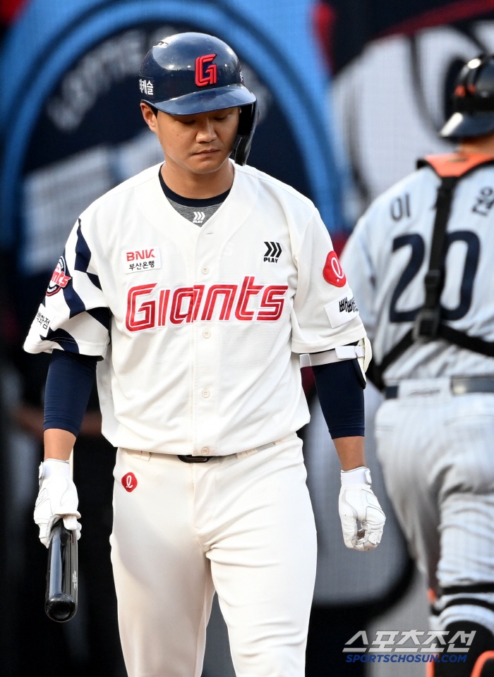Is it an injury again? Why is Lotte without Yoon Dong-hee or Seung-yeop Hwang Sung-bin and Jang-doo, replacing Son Ho-young during the game? 