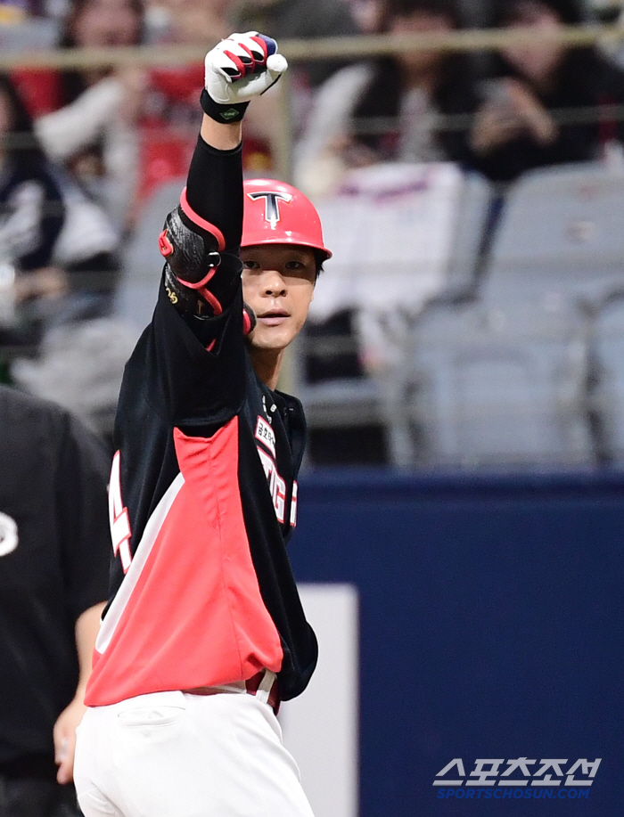 Kim Kyu-sung, who has recently hit a crazy 70% mark, has been selected as second baseman...First baseman Hwang Dae-in, Woo Ik-su, Oh Sun-woo 