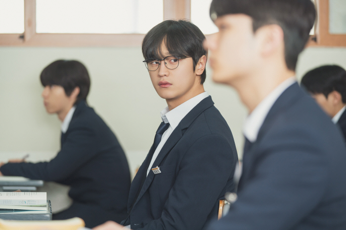 Lee Jung-ha's bare-handed action worked..ONE Wave 18 consecutive paid subscribers ranked No. 1 in the number of subscribers